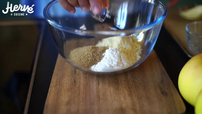 Préparation du crumble : Mélanger la farine, la poudre d'amande, la cassonade, la fleur de sel et le beurre. Étaler sur une plaque et cuire 20 minutes à 180°C.