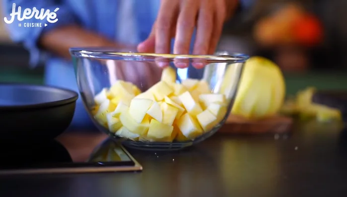 Préparation des pommes pour le crumble : Faire revenir les pommes coupées en morceaux avec de la cassonade et du beurre. Caraméliser les pommes et flamber avec du calvados.