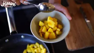 Recette de fête : Saint-Jacques au Calvados, salade gourmande et crumble