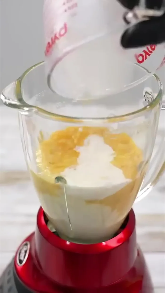 Ajouter 1 tasse de lait et 1/2 tasse de sucre. Mixer pendant 2 minutes.