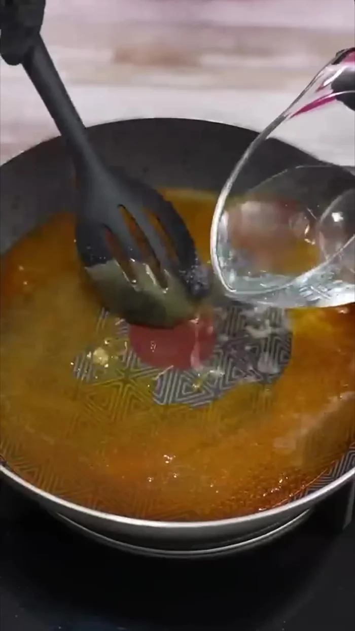Dans une casserole séparée, préparer le caramel : faire caraméliser 1/2 tasse de sucre avec 1/2 tasse d'eau à feu doux. Couvrir avec du papier aluminium et cuire au bain-marie pendant 1 heure.