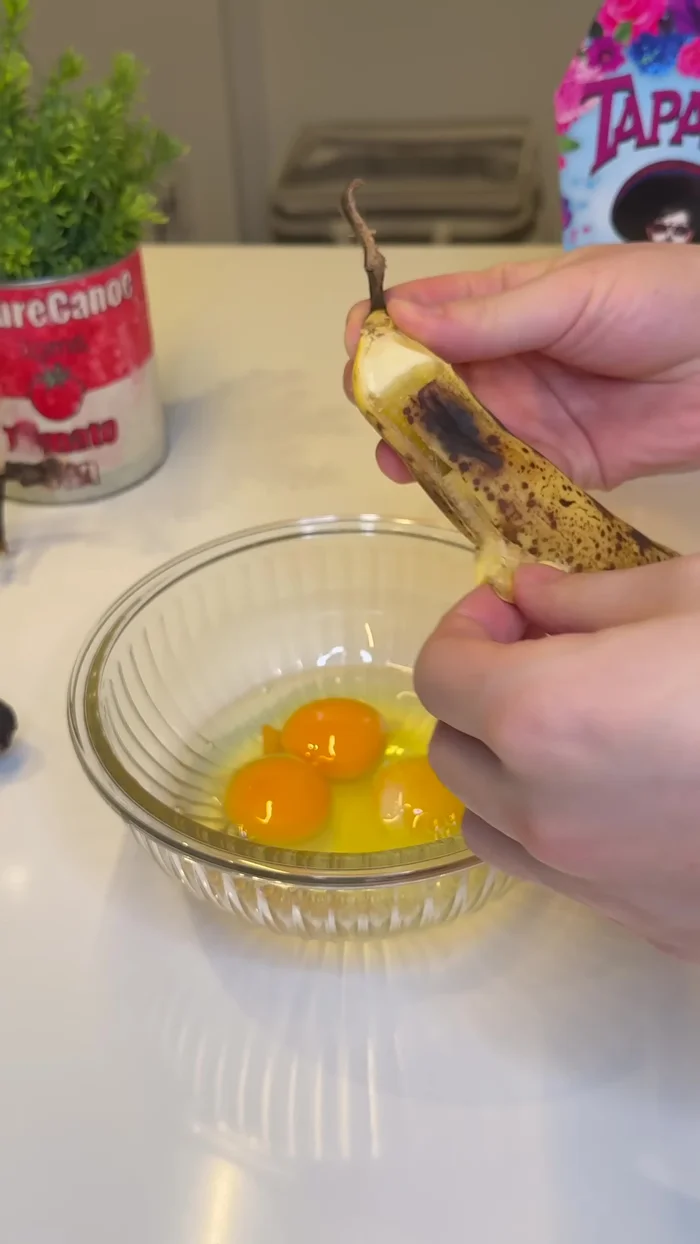 Ajouter 3 œufs aux bananes écrasées.