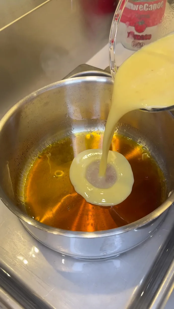 Verser le mélange banane-œuf-lait dans la casserole avec le caramel.