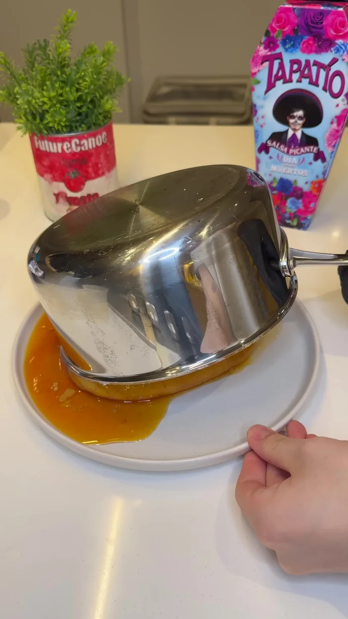 Laisser refroidir, puis démouler le flan.