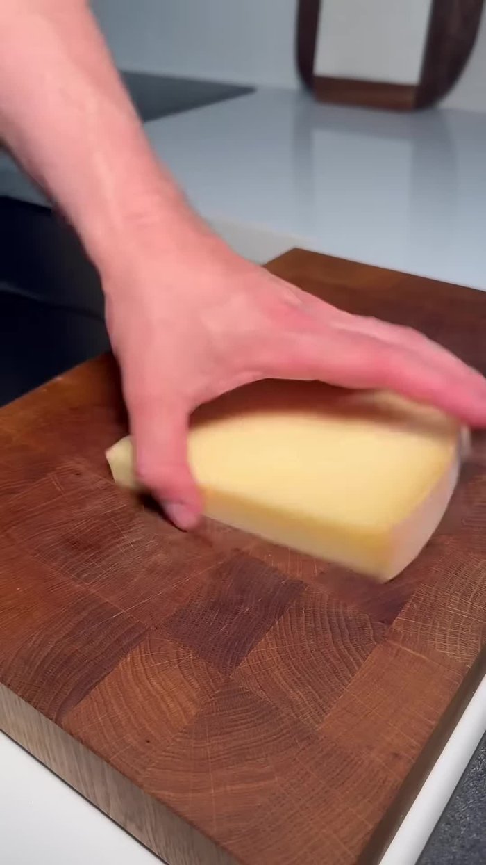 Préparez des tranches fines de jambon de Comté à l'aide d'un couteau. (13.839)