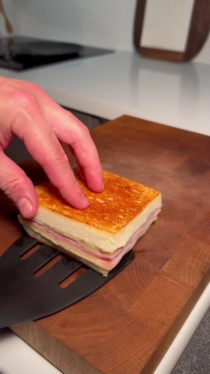 Commencez par préparer de belles tranches de pain de mie. Placez-les au congélateur pour une meilleure tenue lors du montage. (0.04)