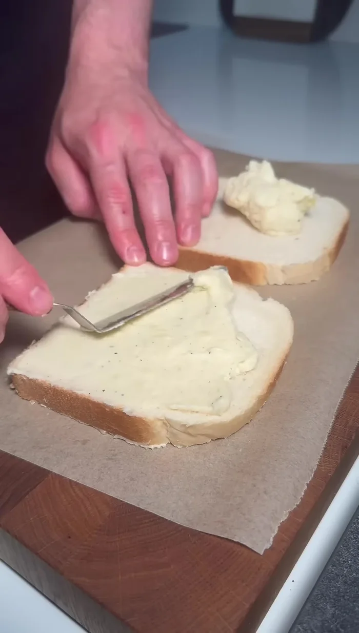 Tartinez chaque côté des tranches de pain de mie congelées avec le beurre clarifié. (43.2)