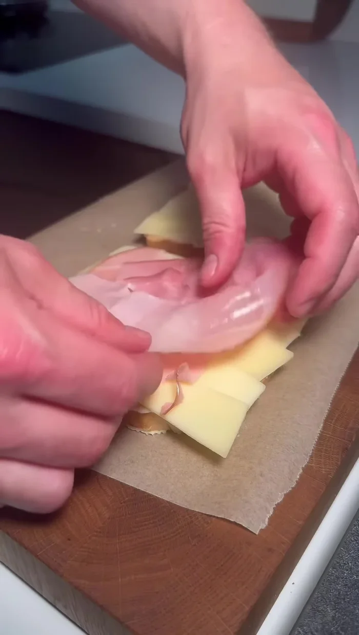 Étalez une couche de béchamel sur le pain, puis une couche de jambon de Comté, et enfin une autre couche de béchamel. Répétez l’opération pour l’autre tranche de pain. (48.199)