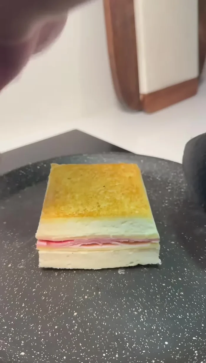 Faites dorer les croques monsieur dans une poêle moyennement chaude jusqu’à ce qu'ils soient bien dorés de chaque côté. (59.719)