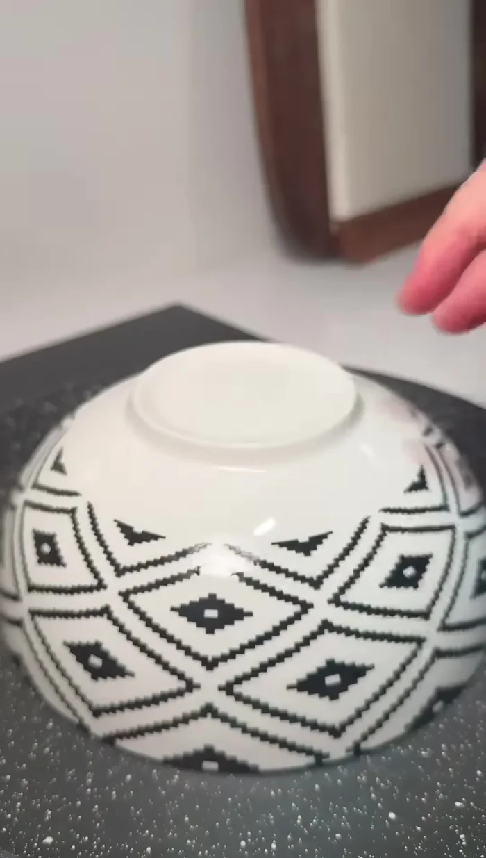 Recouvrez les croques monsieur d'un bol ou d'une cloche en métal pour faire fondre le fromage. (64.04)