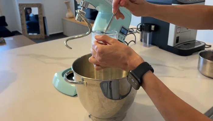 Laisser lever la pâte pendant environ 40 minutes dans un endroit chaud.