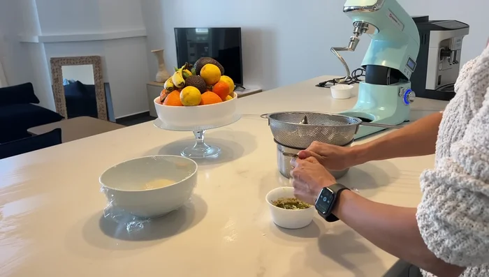 Préparation des sardines : Préparer une sauce avec des épices pour sardines, de l'huile d'olive, du citron, du cumin, du poivre, du sel et de l'ail. Farcir les sardines avec cette sauce.