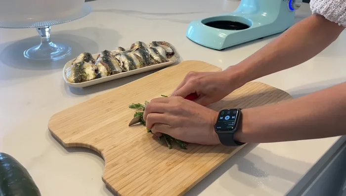 Préparation de la garniture pour les pains : Couper finement des escalopes de poulet (ou autre). Mélanger avec de la coriandre, de l'ail, de l'oignon, du sel, du poivre, des épices pour poulet et de l'huile d'olive.