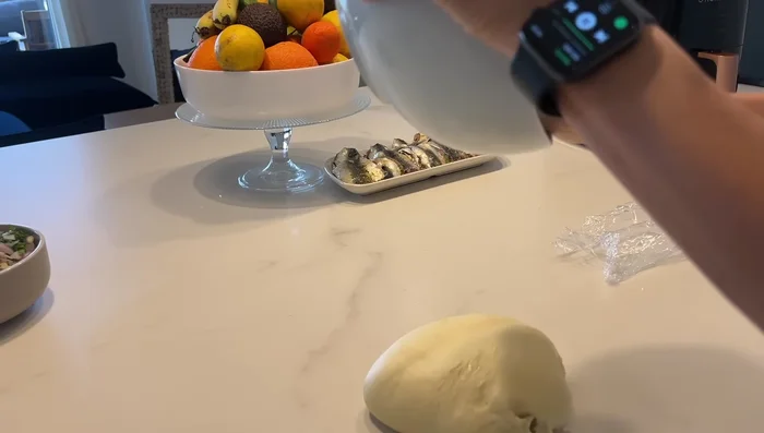 Dégazer la pâte levée, la diviser en petites boules, les étaler finement (avec un rouleau à pâtisserie ou un film alimentaire). Badigeonner d'huile de tournesol et laisser lever à nouveau pendant environ 1 heure.