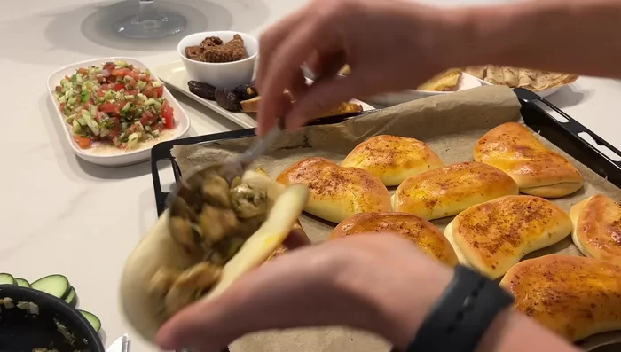 Garnir les pains avec les escalopes de poulet (ou autre garniture de votre choix).