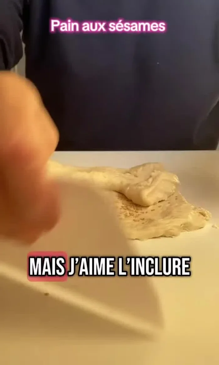 Façonner le pain. Incorporer les graines de sésame à la fin du façonnage pour une meilleure croustillance. [5.12]