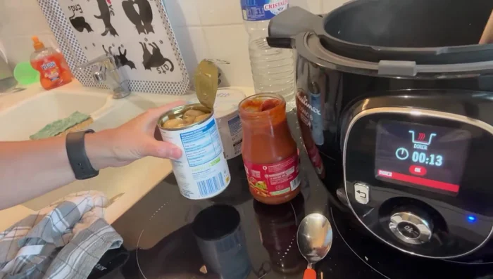 Ajouter les champignons (avec leur jus) et remuer.