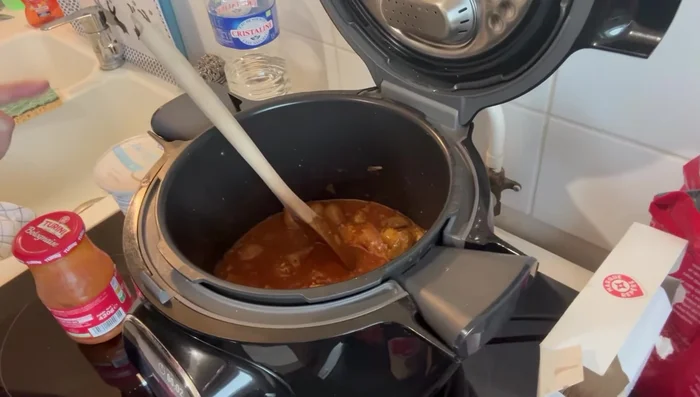 Ajouter la sauce bolognaise.