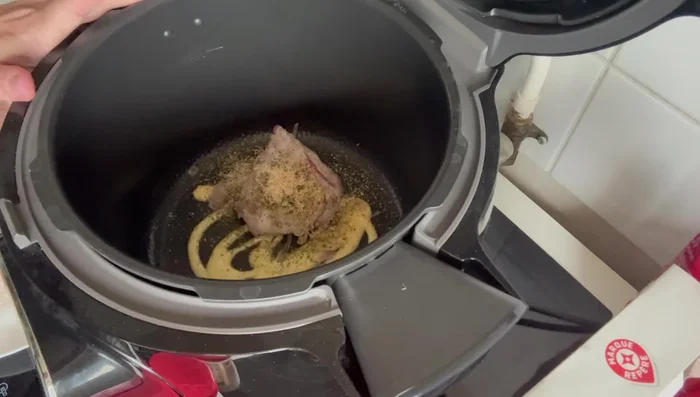 Faire revenir les oignons dans le Cookéo avec de l'huile ou du beurre, du sel, du poivre, de l'ail et des herbes.