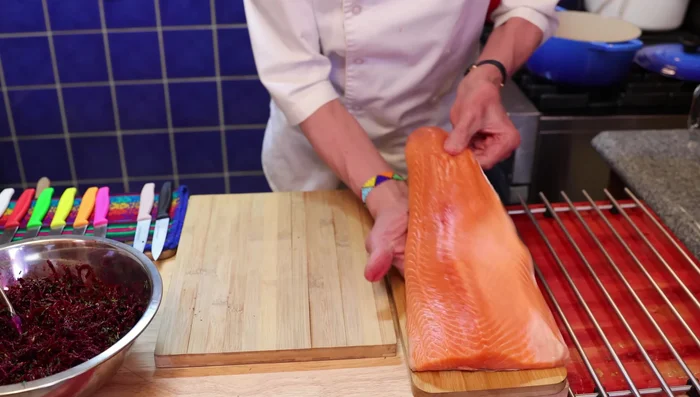 Préparation du saumon: Placer le saumon sur une planche à découper recouverte de papier absorbant.