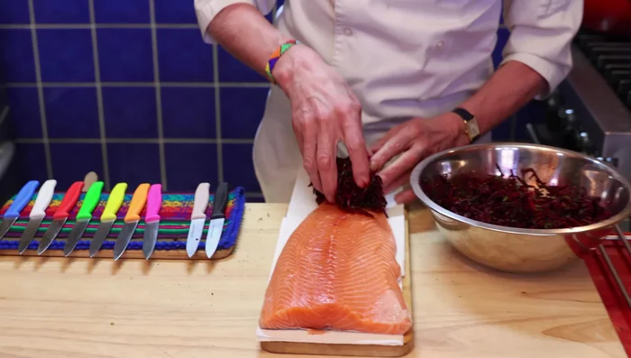 Étaler le mélange de betteraves sur le saumon de manière homogène.