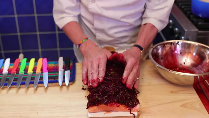Après la marinade, retirer délicatement le mélange de betteraves du saumon.