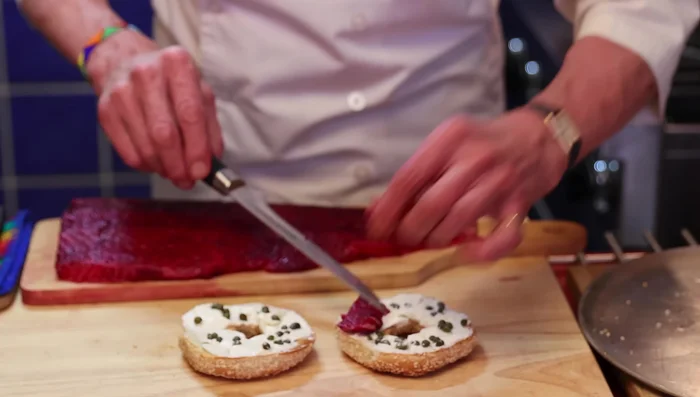 Dresser le gravlax sur les assiettes. Ajouter une cuillère de crème fraîche et un peu de betterave râpée.