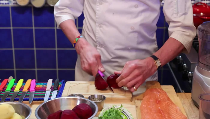 Couper le saumon en tranches de 1cm d'épaisseur.