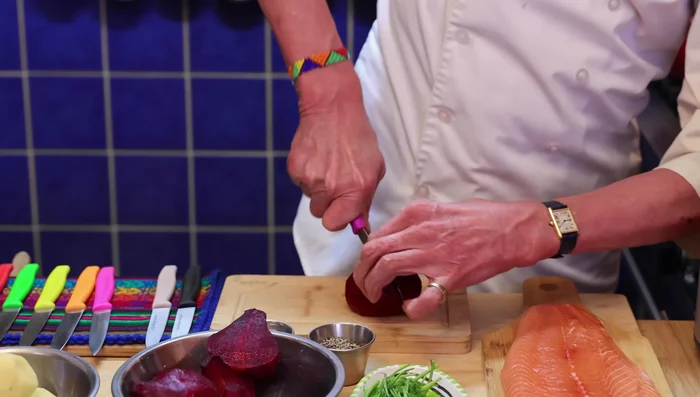 Peser et réserver 500g de betteraves râpées.