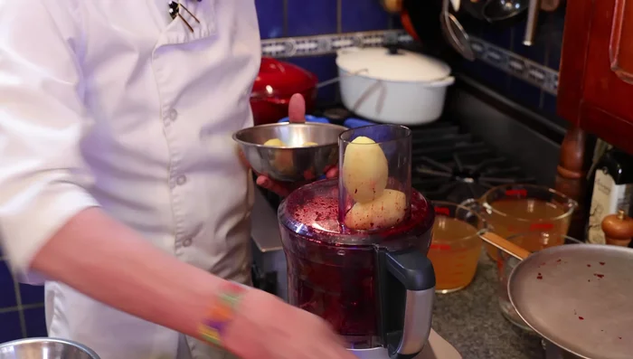 Préparation des pommes de terre: Pendant ce temps, éplucher et couper les pommes de terre. Les faire cuire dans un bouillon de poulet pendant une heure.