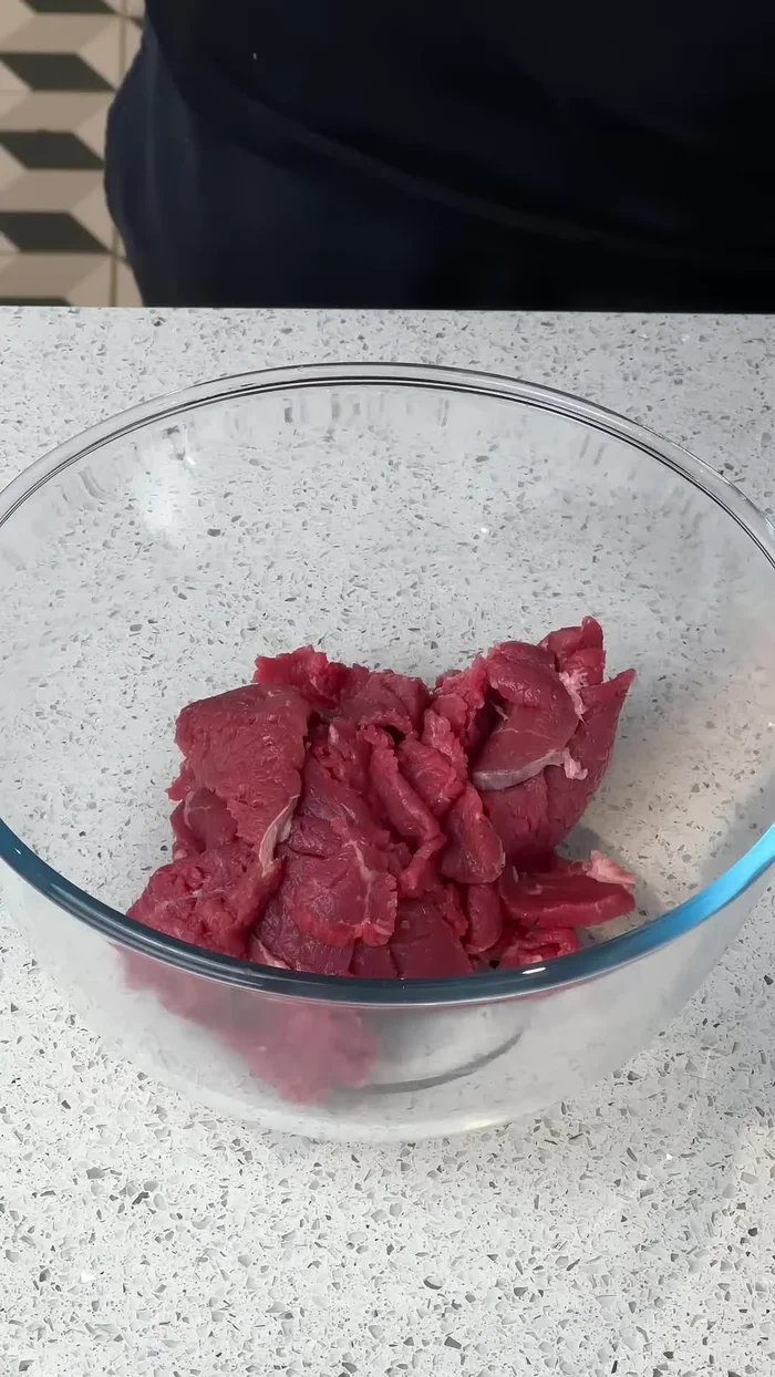 Faire mariner le bœuf : ajouter du soda, du vin de cuisine, puis de l'eau. Masser jusqu'à absorption complète de l'eau.