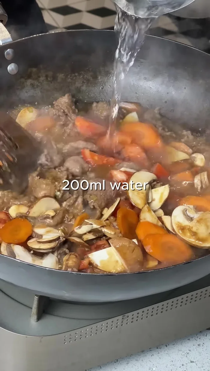 Ajouter de l'eau pour couvrir les ingrédients. Mijoter à feu moyen pendant 20 minutes.