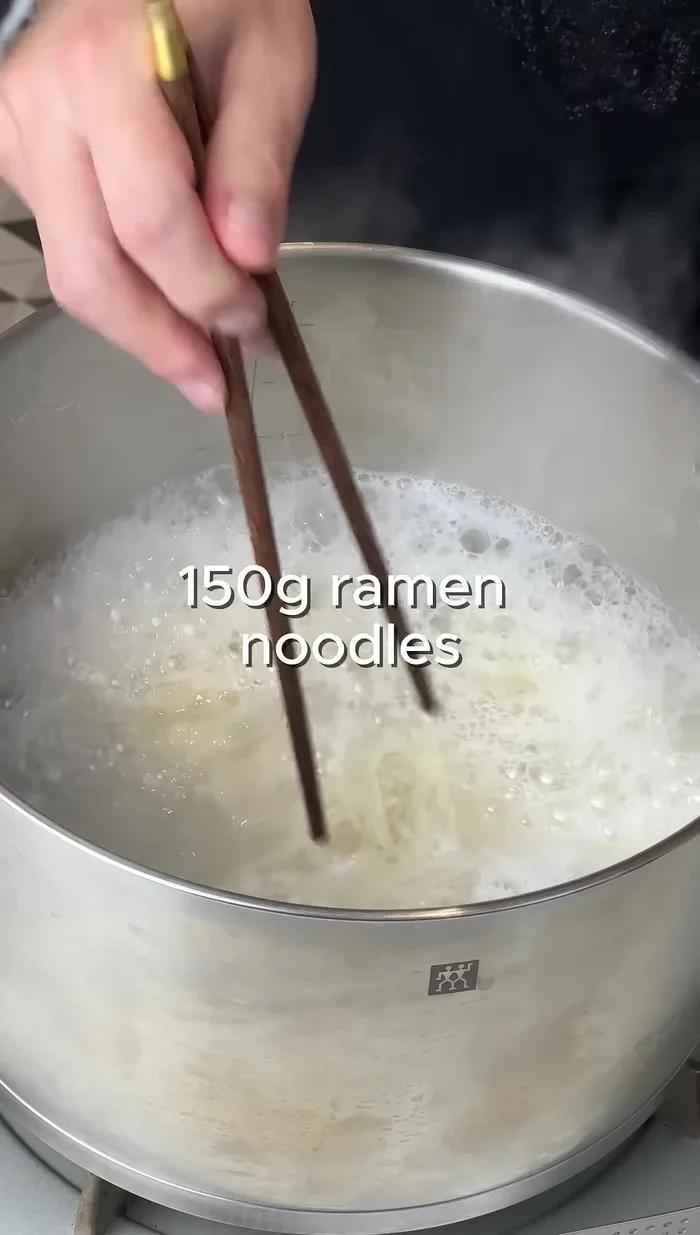 Pendant ce temps, faire bouillir les nouilles ramen.