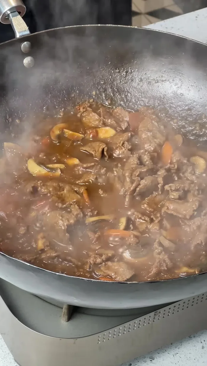 Réduire la sauce jusqu'à ce qu'elle devienne collante.