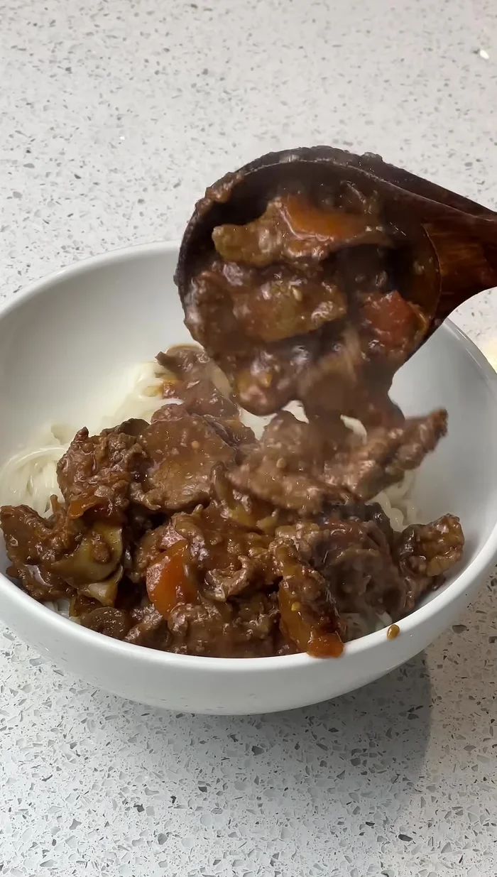 Verser le bœuf sur les nouilles et saupoudrer d'oignons nouveaux.