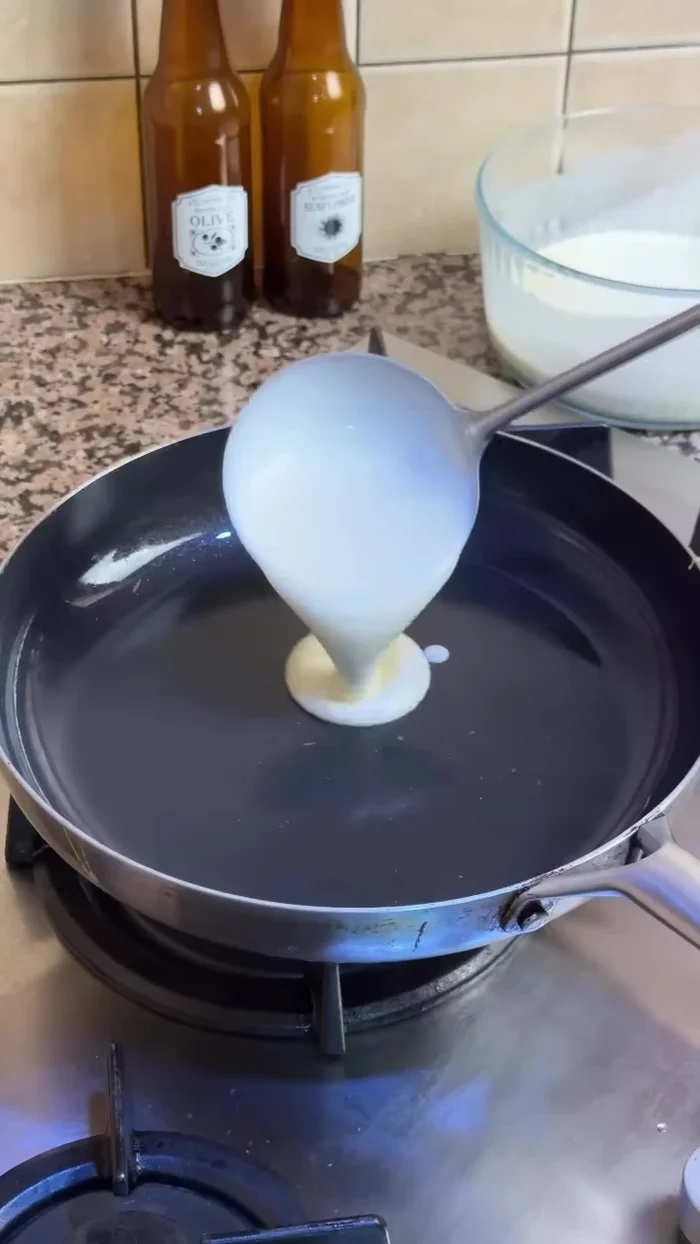 Faire cuire les crêpes: Huiler légèrement une poêle. Cuire les crêpes environ 1 minute de chaque côté.