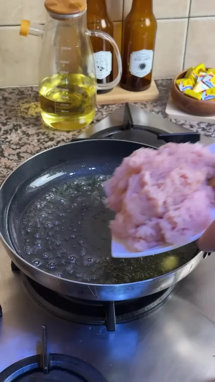 Préparer la farce: Faire revenir le poulet avec les épices, le gingembre, les épices pour poulet, le bouillon de poulet et le fromage.