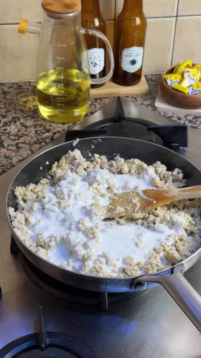 Ajouter la crème liquide une fois la farce épaissie.