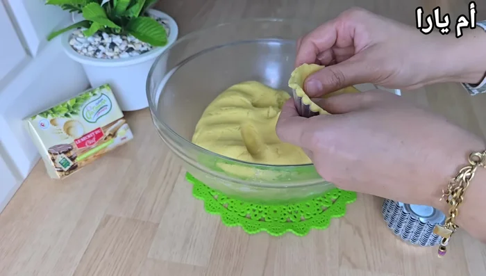 Aplatir les boules dans la paume des mains et les déposer dans des moules à tarte.