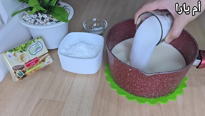 Préparation de la crème : mélanger le lait, le sucre et la Maïzena dans une casserole.