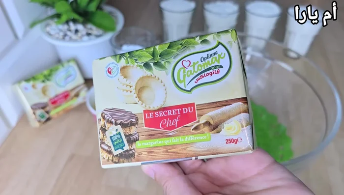 Préparation de la pâte : mélanger la margarine, le sucre, l’œuf, le jaune d’œuf, le sel et la levure.