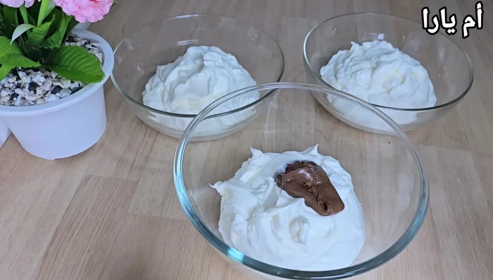 Diviser la crème en trois parties égales et ajouter à chaque partie un arôme différent : chocolat, banane et un troisième au choix.