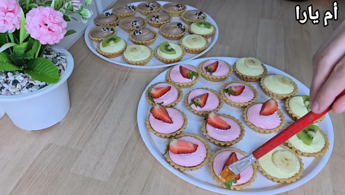 Décorer avec des fruits frais (bananes, kiwi) avant de servir.