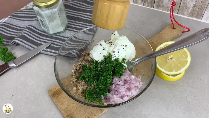 Assaisonnez avec du sel et du poivre (attention, les sardines et le fromage frais sont souvent déjà salés).