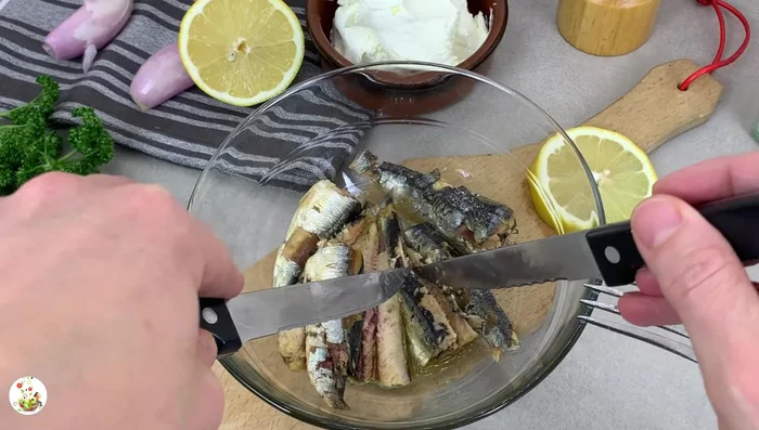 Ouvrez les sardines et retirez les arêtes si besoin. Écrasez-les à la fourchette (ne pas utiliser de mixeur).