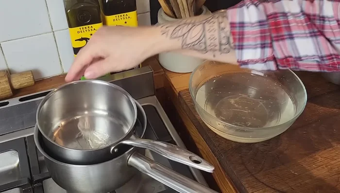 Essorer les feuilles de gélatine et les faire fondre au bain-marie.