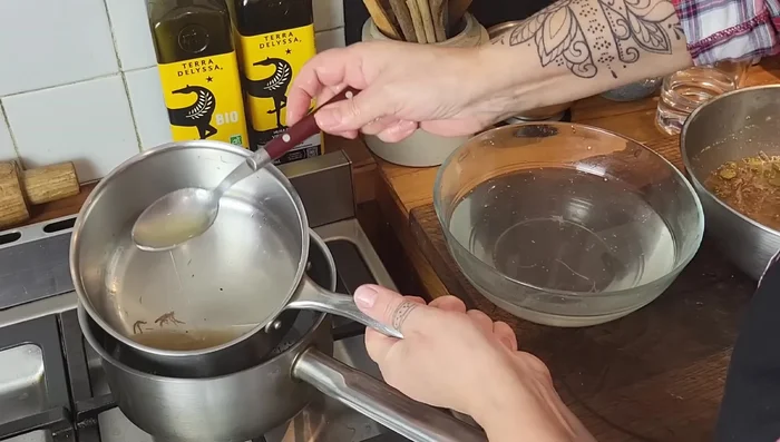 Mélanger la gélatine fondue à la préparation à base de viande.