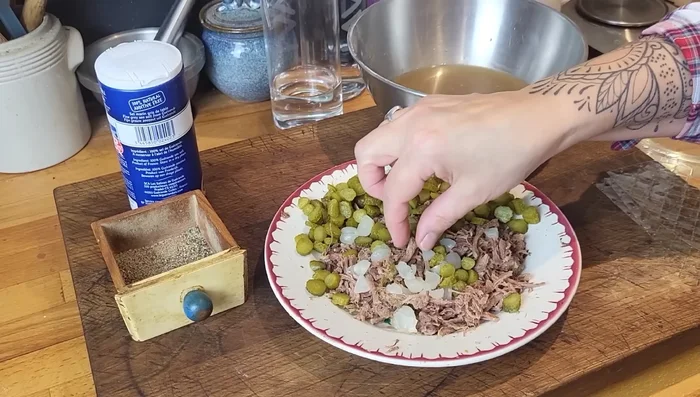 Émietter les restes de viande de pot-au-feu.