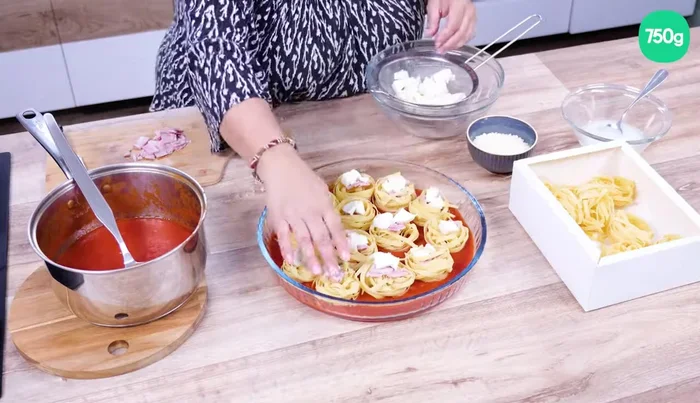 Recouvrez de mozzarella, enfonçant légèrement dans les nids.