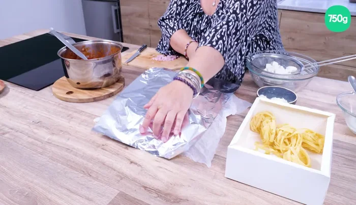 Couvrez le plat de papier sulfurisé humidifié et de papier aluminium.
